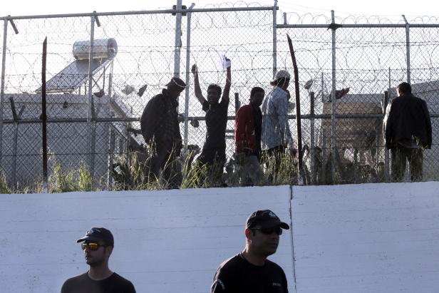 Das eingezäunte Flüchtlingscamp Moria auf der Insel Lesbos. Das eingezäunte Flüchtlingscamp Moria auf der Insel Lesbos.
