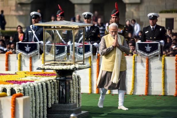 Indiens Premierminister Narendra Modi (C) huldigt am Märtyrertag zum 72. Jahrestag von Gandhis Ermordung in Neu-Delhi beim Denkmal für die Unabhängigkeits-Ikone Mahatma Gandhi. Indiens Premierminister Narendra Modi (C) huldigt am Märtyrertag zum 72. Jahrestag von Gandhis Ermordung in Neu-Delhi beim Denkmal für die Unabhängigkeits-Ikone Mahatma Gandhi.