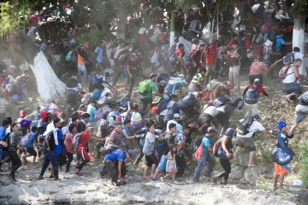 Mittelamerikanische Migranten - hauptsächlich Honduraner - die mit einer Karawane in die USA reisen, laufen nach dem Überqueren des Suichate-Flusses, der natürlichen Grenze zwischen Guatemala und Ciudad Hidalgo/Mexiko. Mittelamerikanische Migranten - hauptsächlich Honduraner - die mit einer Karawane in die USA reisen, laufen nach dem Überqueren des Suichate-Flusses, der natürlichen Grenze zwischen Guatemala und Ciudad Hidalgo/Mexiko.