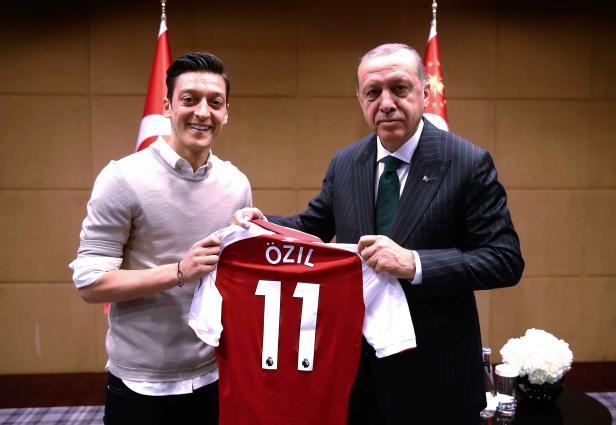 Mesut Özil und das umstrittene Foto mit dem türkischen Präsidenten Recep Tayyip Erdogan Mesut Özil und das umstrittene Foto mit dem türkischen Präsidenten Recep Tayyip Erdogan