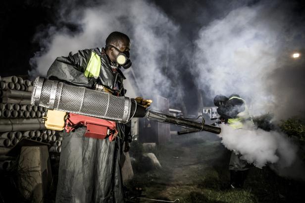 Ein Mitglied einer privat finanzierten NGO desinfiziert von der Dämmerung bis zum Morgengrauen die Straßen und Stände auf dem Parklands City Park Market in Nairobi um die Ausbreitung des COVID-19-Coronavirus einzudämmen. Ein Mitglied einer privat finanzierten NGO desinfiziert von der Dämmerung bis zum Morgengrauen die Straßen und Stände auf dem Parklands City Park Market in Nairobi um die Ausbreitung des COVID-19-Coronavirus einzudämmen.