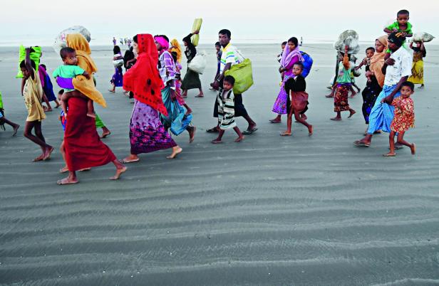 EXODUS: Hunderttausende Rohingya flüchten vor dem Militär Myanmars nach Bangladesch. EXODUS: Hunderttausende Rohingya flüchten vor dem Militär Myanmars nach Bangladesch.