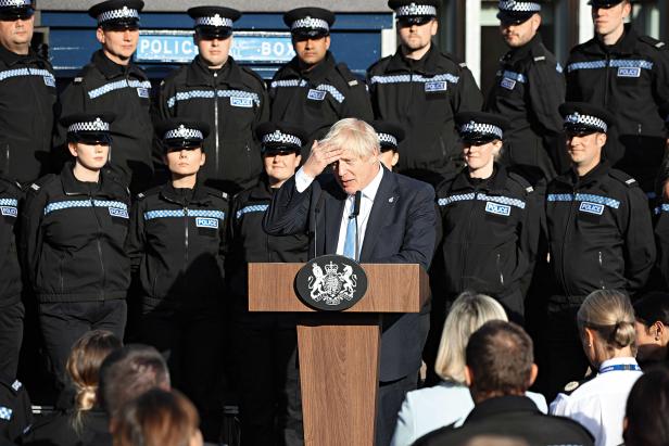 Johnson vor Polizeischülerinnen: Der Premier ist schon wieder im Wahlkampfmodus Johnson vor Polizeischülerinnen: Der Premier ist schon wieder im Wahlkampfmodus