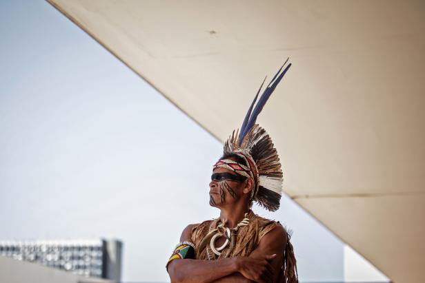 Ein indigener Mann nimmt an einem Protest auf der Esplanade der Ministerien in Brasilia teil. Indigene Führer aus 26 Stämmen der ethnischen Gruppen der Pataxo und Tupinamba sind in Brasilia, um die Regularisierung von Gebieten zu fordern.
