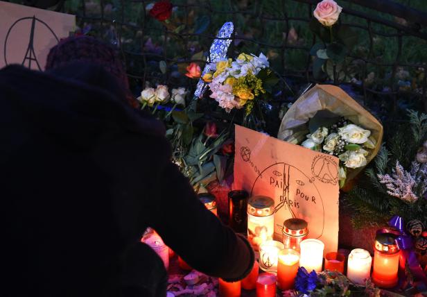 Terror in Paris - Mahnwache vor der französischen Botschaft in Wien