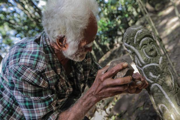 Der nicaraguanische Bildhauer Alberto Gutierrez hat in den Bergen der Gemeinde El Jalacate in Esteli, Nicaragua, einen Stein gemeißelt.Er formt seit über 40 Jahren die Bergfelsen. Mit einem Nagel als Meißel und einem Stein als Hammer graviert Gutierrez in Der nicaraguanische Bildhauer Alberto Gutierrez hat in den Bergen der Gemeinde El Jalacate in Esteli, Nicaragua, einen Stein gemeißelt.Er formt seit über 40 Jahren die Bergfelsen. Mit einem Nagel als Meißel und einem Stein als Hammer graviert Gutierrez in