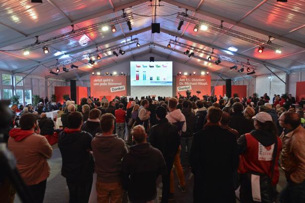 Besucher im SPÖ-Zelt im Rahmen der Gemeinderats- und Landtagswahl in Wien.