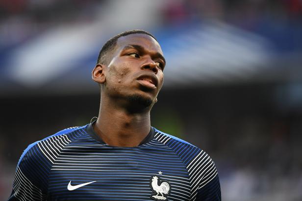 Paul Pogba im Aufwärmtrikot des französischen Nationalteams