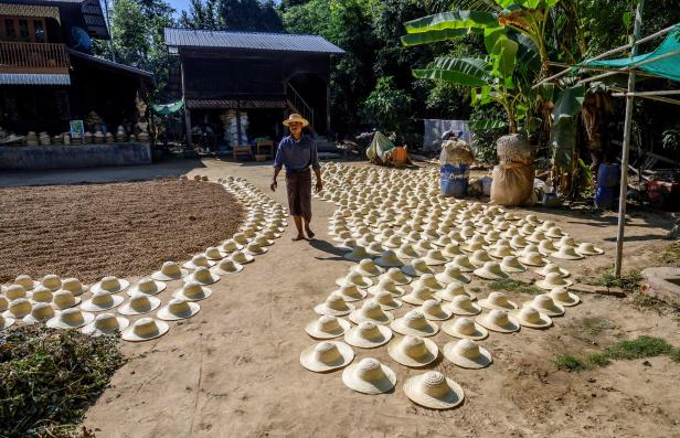 Dieses Foto zeigt traditionelle Strohhüte, die in der Sonne im Dorf Lekkapin, etwa 80 Kilometer westlich von Mandalay/Myanmar, trocknen. Dieses Foto zeigt traditionelle Strohhüte, die in der Sonne im Dorf Lekkapin, etwa 80 Kilometer westlich von Mandalay/Myanmar, trocknen.