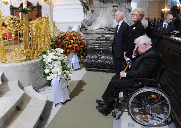 Helmut Schmidt bei der Trauerfeier für seine im Jahr 2010 verstorbene Ehefrau Loki Schmidt.