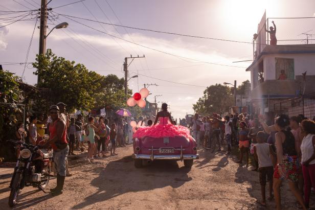 Gewinner in der Kategorie "Contemporary Issues - SIngles": "The Cubanitas". Das Bild zeigt die kubanische Tradition des "quinceañera" (15. Geburtstag), bei dem junge Mädchen im Rahmen einer Zeremonie auf die Heirat und das Frau-Sein vorbereitet werden.