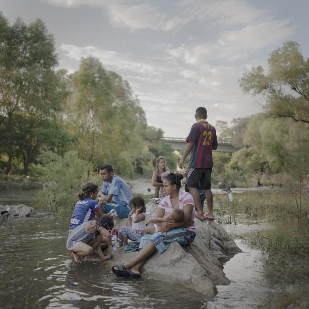 The Migrant Caravan: Gewinner in der Kategorie "World Press Photo Story of the Year" 2019. Die Bilderstrecke zeigt einen Karawan von lateinamerikanischen Migranten auf ihrem Weg zur US-amerikanischen Grenze.