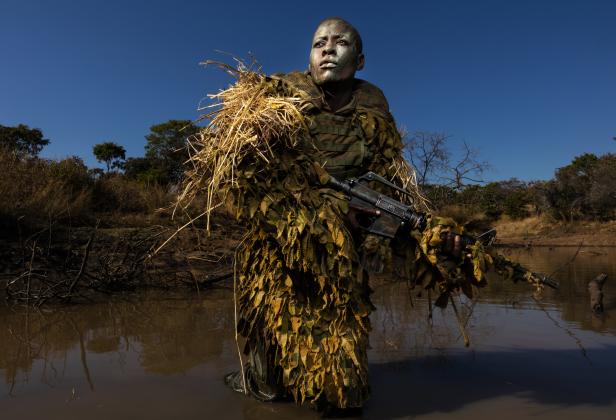 World Press Photo Contest 2019 Gewinner in der Kategorie "Environment - Singles": "Akashinga - the Brave Ones". Das Bild zeigt Petronella Chigumbura (30), Mitglied von Akashinga, einer rein weiblichen Anti-Wilderei-Einheit in Zimbwabe.