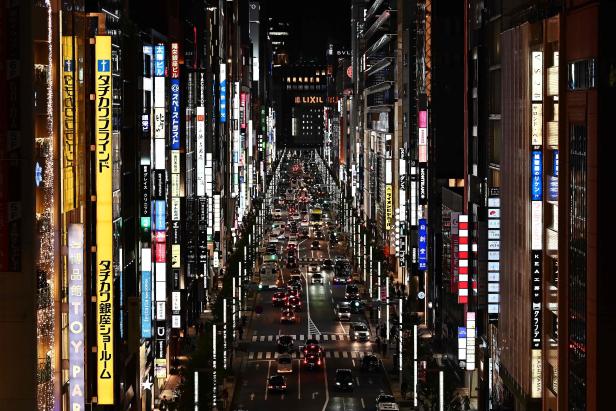 Eine Gesamtansicht zeigt Tokios Ginza-Distrikt.