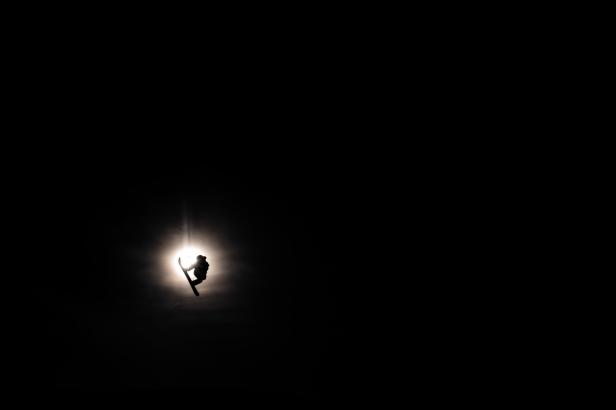 Ein Athlet nimmt an der Snowboard Big Air-Qualifikationsrunde der Herren im Rahmen der Olympischen Jugend-Winterspiele Lausanne 2020 im Leysin Park and Pipe Resort teil. Ein Athlet nimmt an der Snowboard Big Air-Qualifikationsrunde der Herren im Rahmen der Olympischen Jugend-Winterspiele Lausanne 2020 im Leysin Park and Pipe Resort teil.