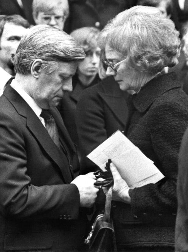 Helmut Schmidt kondoliert der Witwe des von RAF-Terroristen entführten und ermordeten Arbeitgeberpräsidenten Hanns Martin Schleyer, Waltrude Schleyer in Stuttgart.