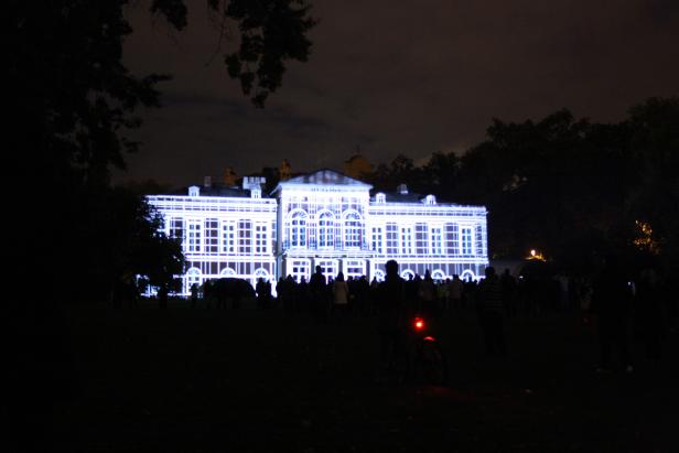 Die Projektion des Künstlerkollektivs OUCHHH auf der Fassade des Kinsky Palasts.