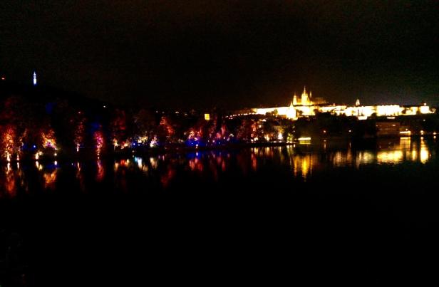 Farbenfrohe Spiegelungen des "Magic Garden" im Fluss Vltava.