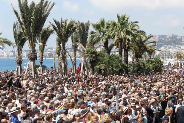 Zur Schweigeminute versammelten sich tausende Menschen an der Promenade in Nizza. Zur Schweigeminute versammelten sich tausende Menschen an der Promenade in Nizza.
