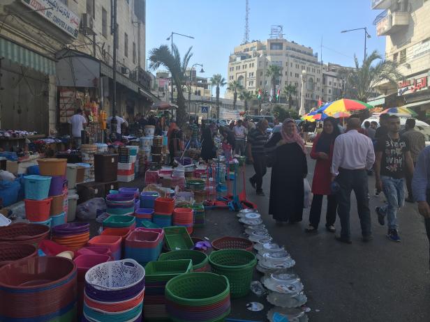 Der Markt in Ramallah bietet alles, was das Herz begehrt: Kleidung, Geschirr, Spielzeug.