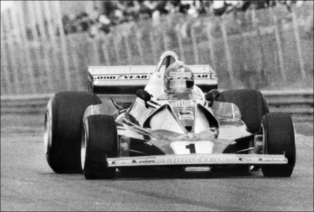 Niki Lauda am 16. Mai 1975 anl. des GP von Belgien in Zolder. Niki Lauda am 16. Mai 1975 anl. des GP von Belgien in Zolder.