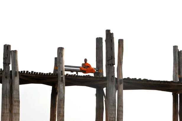 Dieses Bild zeigt einen Mönch, der auf der U-Bein-Brücke in Mandalay/Myanmar sitzt. Dieses Bild zeigt einen Mönch, der auf der U-Bein-Brücke in Mandalay/Myanmar sitzt.