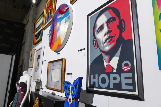 Ein „Hope“-Poster von Barack Obama hängt an einer Wand mit anderen Kunstwerken.