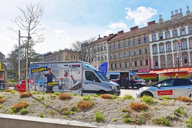 Polizeiwägen am Reumannplatz.