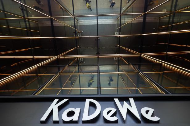 Das KaDeWe in Berlin mit seiner markanten Fassade und den goldenen Linien.