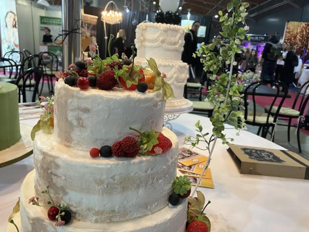 Eine Hochzeitstorte mit Beeren.