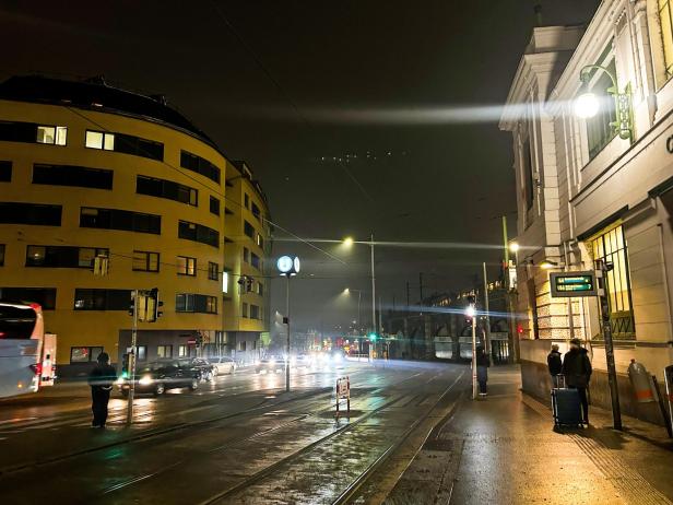 Das "gelbe Haus" steht vis a vis der U6-Station Gumpendorfer Straße.