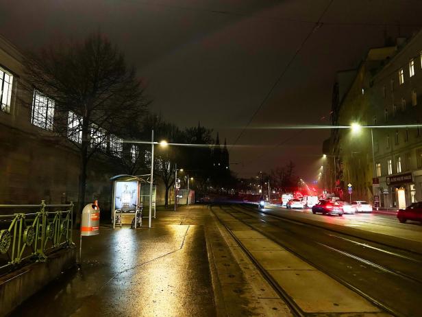 In der Nähe der U6 Station stehen immer wieder Polizei-Kastenwägen.