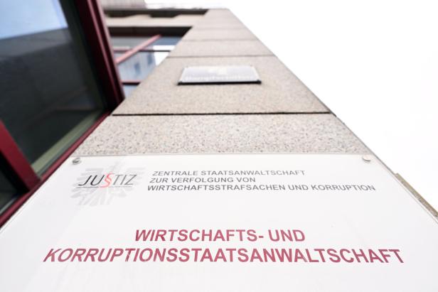 Das Schild der Wirtschafts- und Korruptionsstaatsanwaltschaft in Wien.