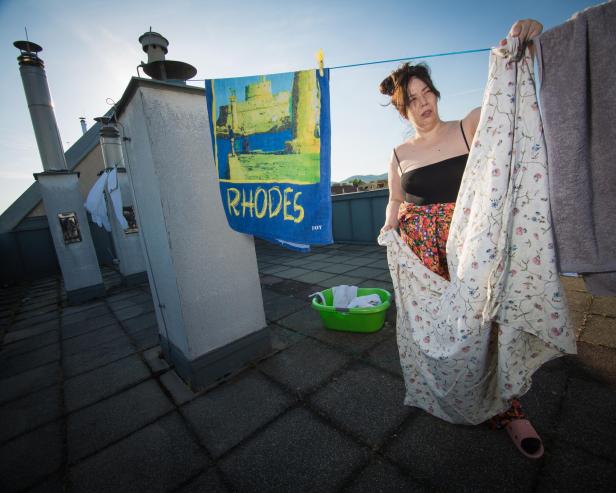 Symbolbild: Frau beim Wäsche aufhängen