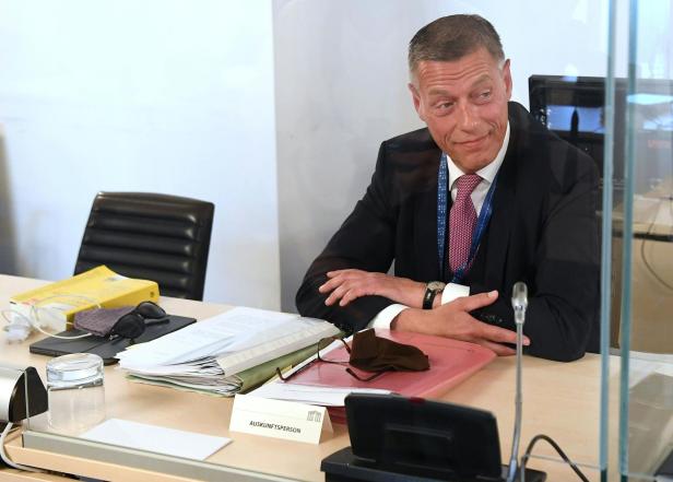 Ein Mann sitzt an einem Tisch. Es ist Sektionschef Pilnacek.