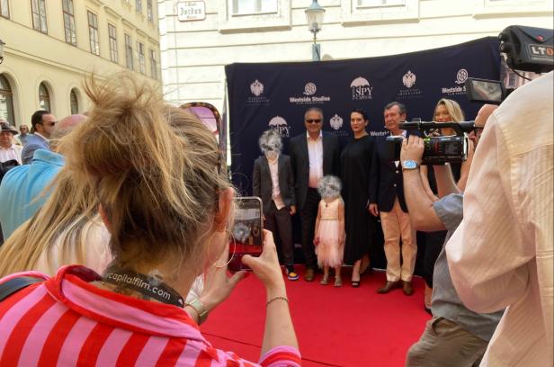 Auf dem roten Teppich vor der Filmpremiere: profil-Chefredakteurin Anna Thalhammer (mit Handy) recherchiert seit Jahren zu Egisto Ott (mit dunkler Brille).