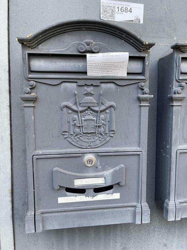 Der Postkasten der Villa Ansaldi, man sieht den Namen Benkos und der Signa Holding