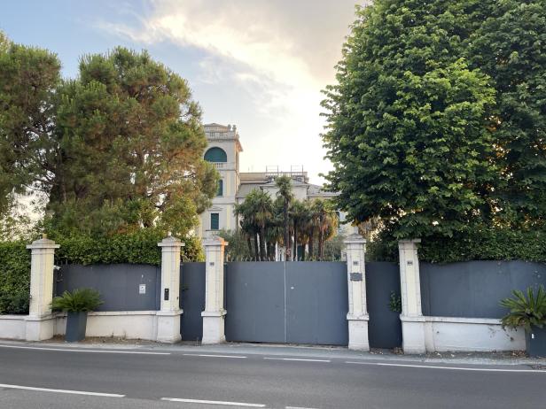 Ein Blick auf die Villa Ansaldi von der Straße aus