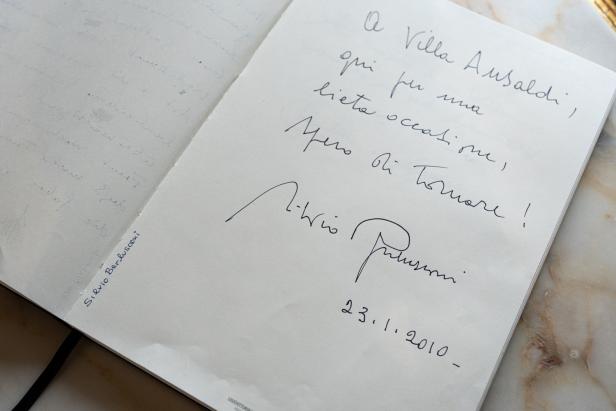 Auf dem Foto sieht man die Unterschrift von Silvio Berlusconi im Gästebuch der Villa Ansaldi