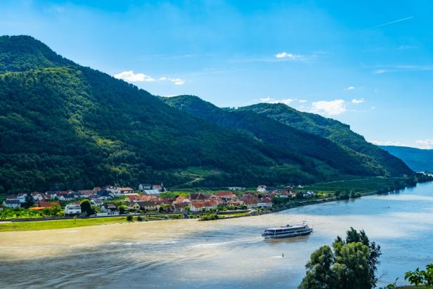 Panorama,Of,Wachau,Valley,With,Danube,River,Near,Duernstein,Village