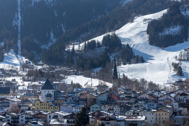 View,Of,Kitzbühel,In,Winter,,With,Streif,And,Hahnenkamm,-