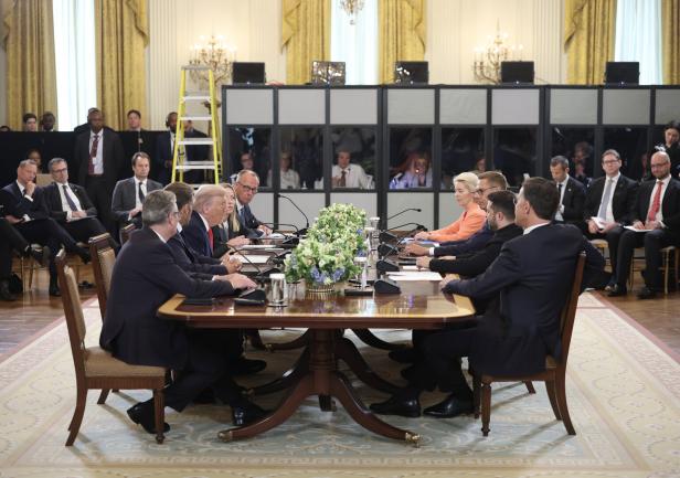 Merz mit dem Selenskyj und europäischen Amtskollegen bei Trump in Washington Kanzler Merz, seine europäischen Amtskollegen und der ukrainische Präsident Selenskyj sitzen an einem Tisch mit US-Präsident Trump.