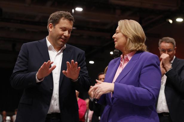 Vizekanzler Klingbeil und Sozialministerin Bas (SPD) Vizekanzler Klinbeil und Sozialministerin Bas sprechen im Bundetag miteinander