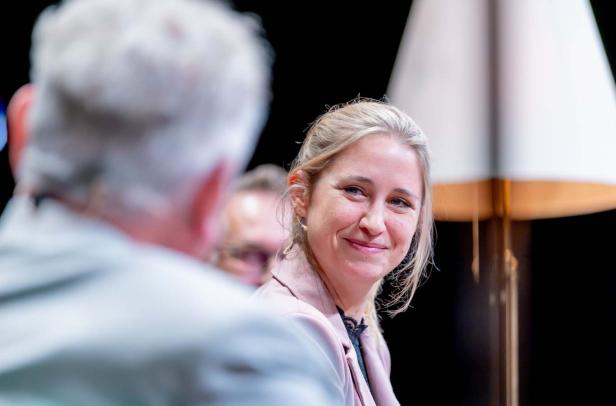 profil-Chefredakteurin Anna Thalhammer bei einer Veranstaltung im Theater Akzent.