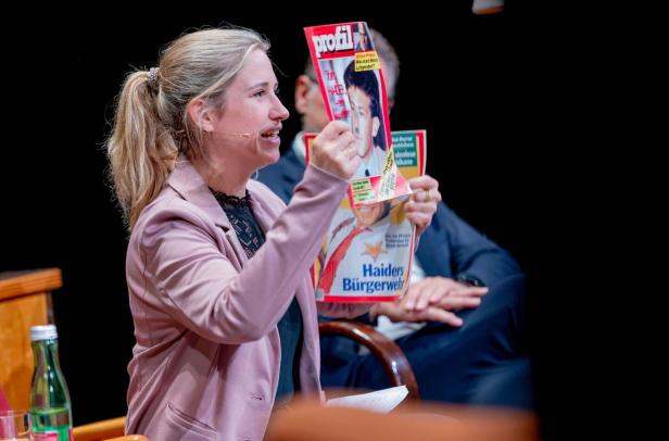 Anna Thalhammer hält das profil hoch.