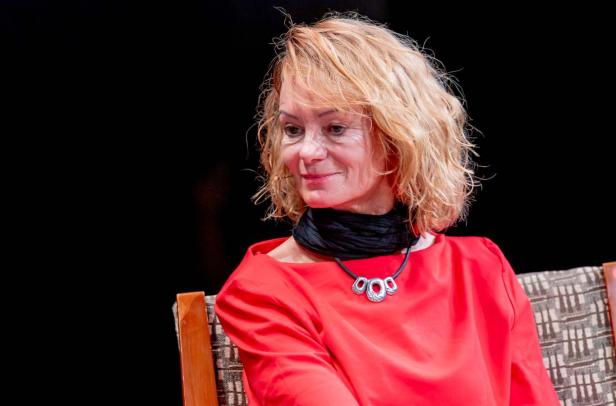 Eva Linsinger bei der Veranstaltung im Theater Akzent.