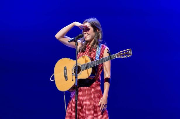 Musikerin Oska im Theater Akzent. 