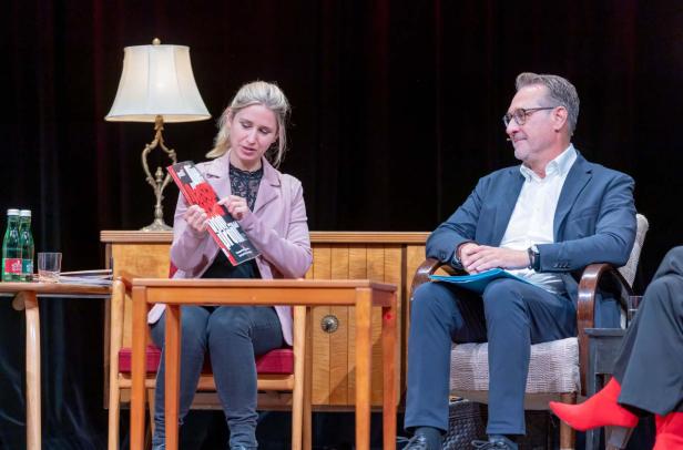 Anna Thalhammer zeigt Heinz-Christian Strache das profil.
