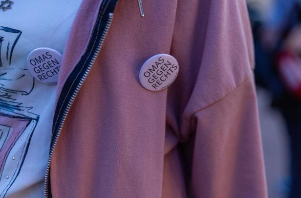 Ein Button auf einer Weste, darauf steht "Omas gegen Rechts". 