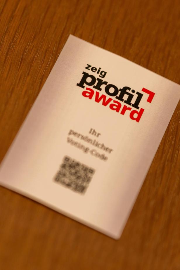 Ein Kärtchen für den „zeig profil award“ mit einem QR-Code.